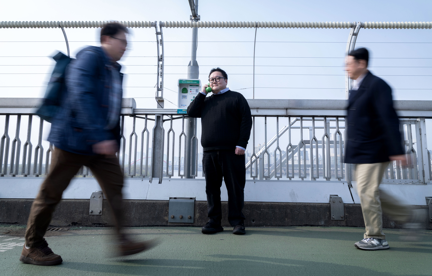 Park Seong-min, who created the SOS Life Line platform for individuals in suicidal crisis on bridges over the Han River, poses for a photo during an interview with the JoongAng Ilbo at the Mapo Bridge in western Seoul on March 27. [JANG JIN-YOUNG]