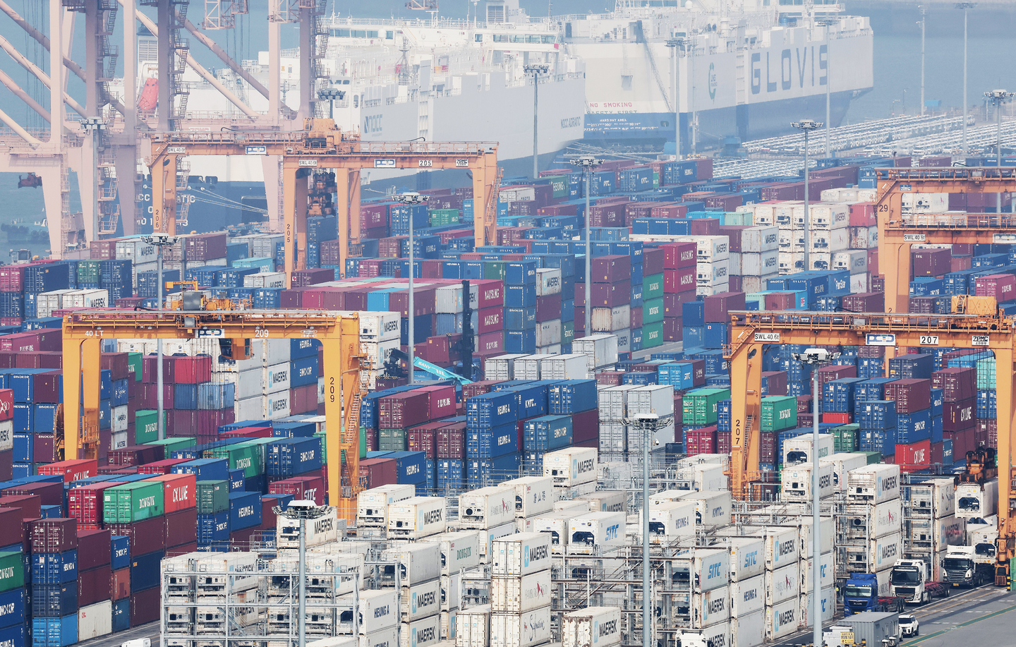 Containers are stacked in the Port of Pyeongtaek in Gyeonggi on April 1.[YONHAP] 