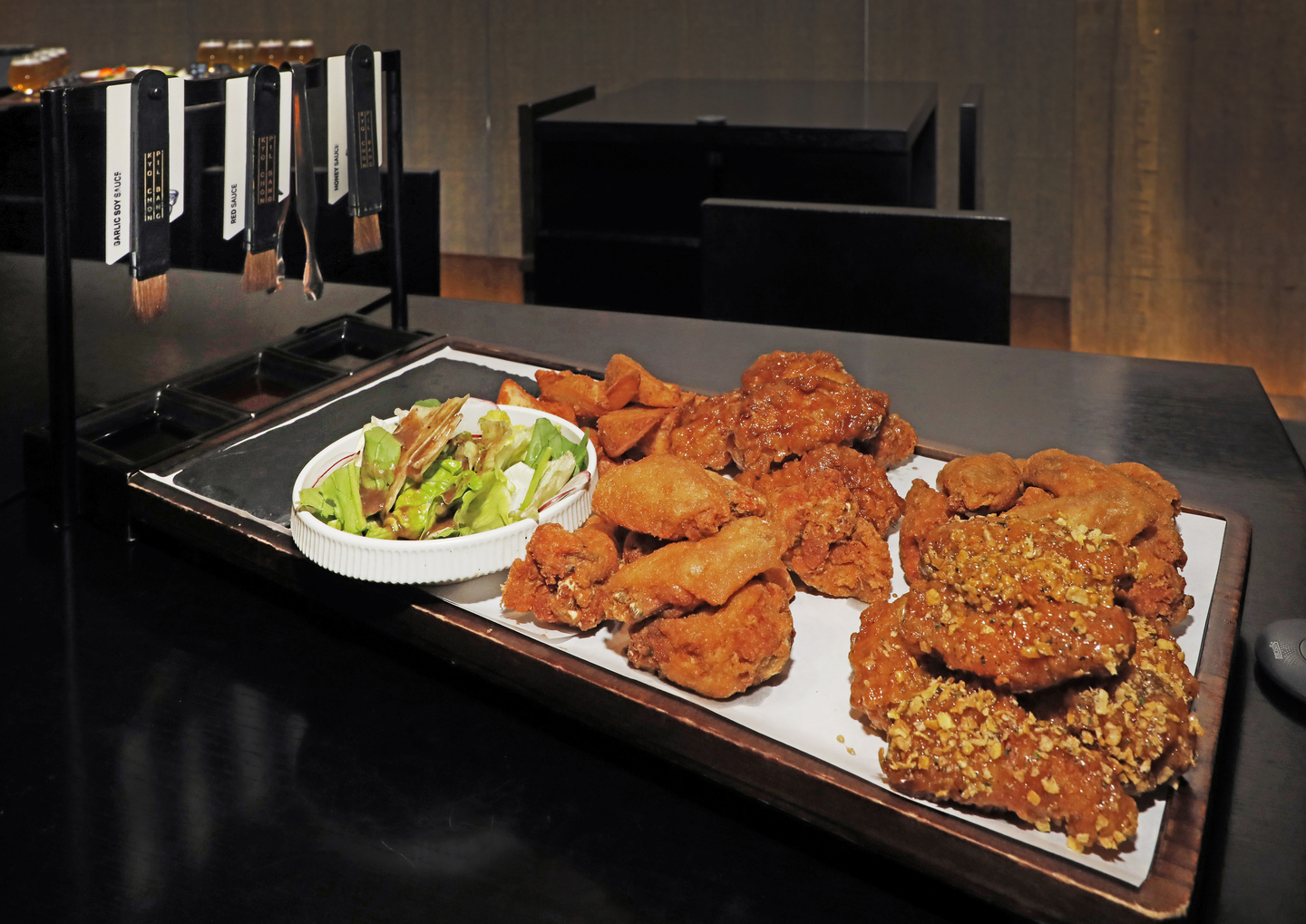 Kyochon Pilbang's signature chicken platter, complete with sauces and brushes, is displayed on April 7 at the flagship store of one of Korea's biggest chicken franchises, located in Itaewon, central Seoul. [PARK SANG-MOON]