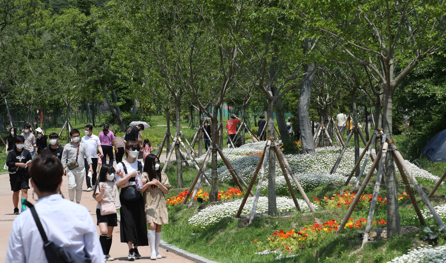 People walk through Haeundae Arboretum in Haeundae District, Busan, in May 2021. [SONG BONG-GEUN] 