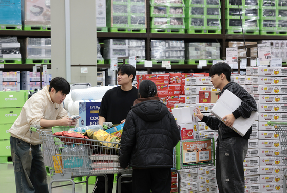 People shop at the Emart Traders superstore in Nowon District, northern Seoul, on April 10. [NEWS1]