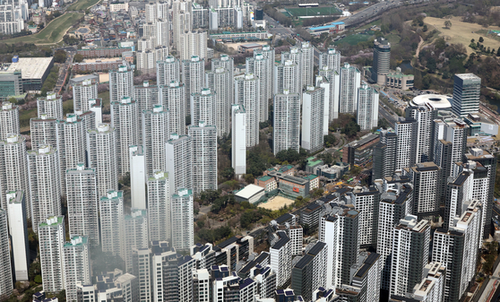 Apartment complexes in Seoul as seen from the Lotte Tower in Songpa District, southern Seoul [NEWS1]