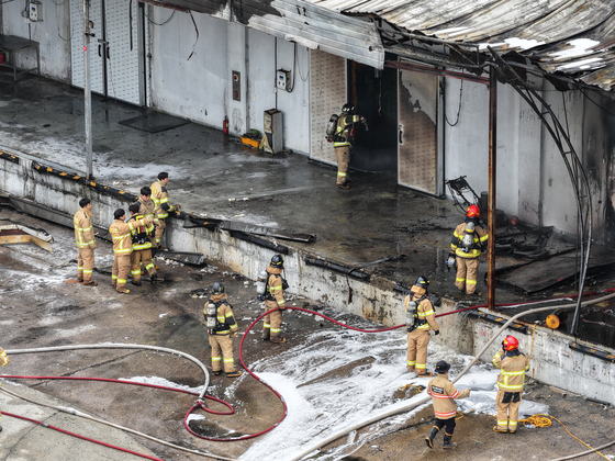 Fire authorities work to find a missing firefighter inside a factory in Wando County, South Jeolla, after a fire broke out at the facility at around 8:25 a.m. on April 12. [YONHAP]