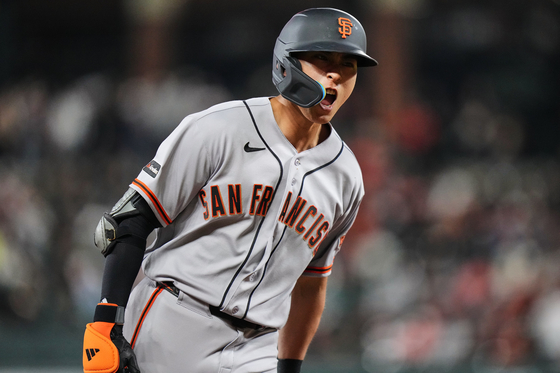 San Francisco Giants' Lee Jung-hoo rounds the bases after hitting a two-run home run during the seventh inning of a baseball game against the Baltimore Orioles, in Baltimore, Maryland, on April 10. [AP/YONHAP]