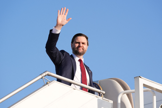 U.S. Vice President JD Vance waves as he boards Air Force Two after attending talks on Iran in Islamabad on April 12. [AFP/YONHAP]