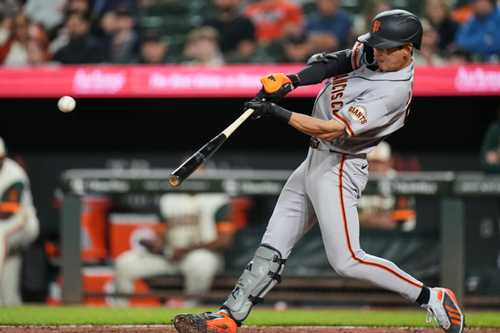 San Francisco Giants' Lee Jung-hoo hits a two-run home run during the seventh inning of a baseball game against the Baltimore Orioles in Baltimore, Maryland, on April 10. [AP/YONHAP]