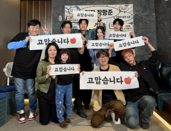 Director and actors of the box-office sensation “The King’s Warden” express gratitude over the film's milestone. The film became the second most watched movie in Korea with 16.28 million admissions as of April 11, surpassing the previous second place holder ″Extreme Job″ (2014). [SHOWBOX]