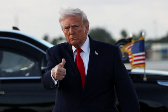 U.S. President Donald Trump gives a thumbs up as he arrives at Miami International Airport in Florida on April 11. [REUTERS/YONHAP]