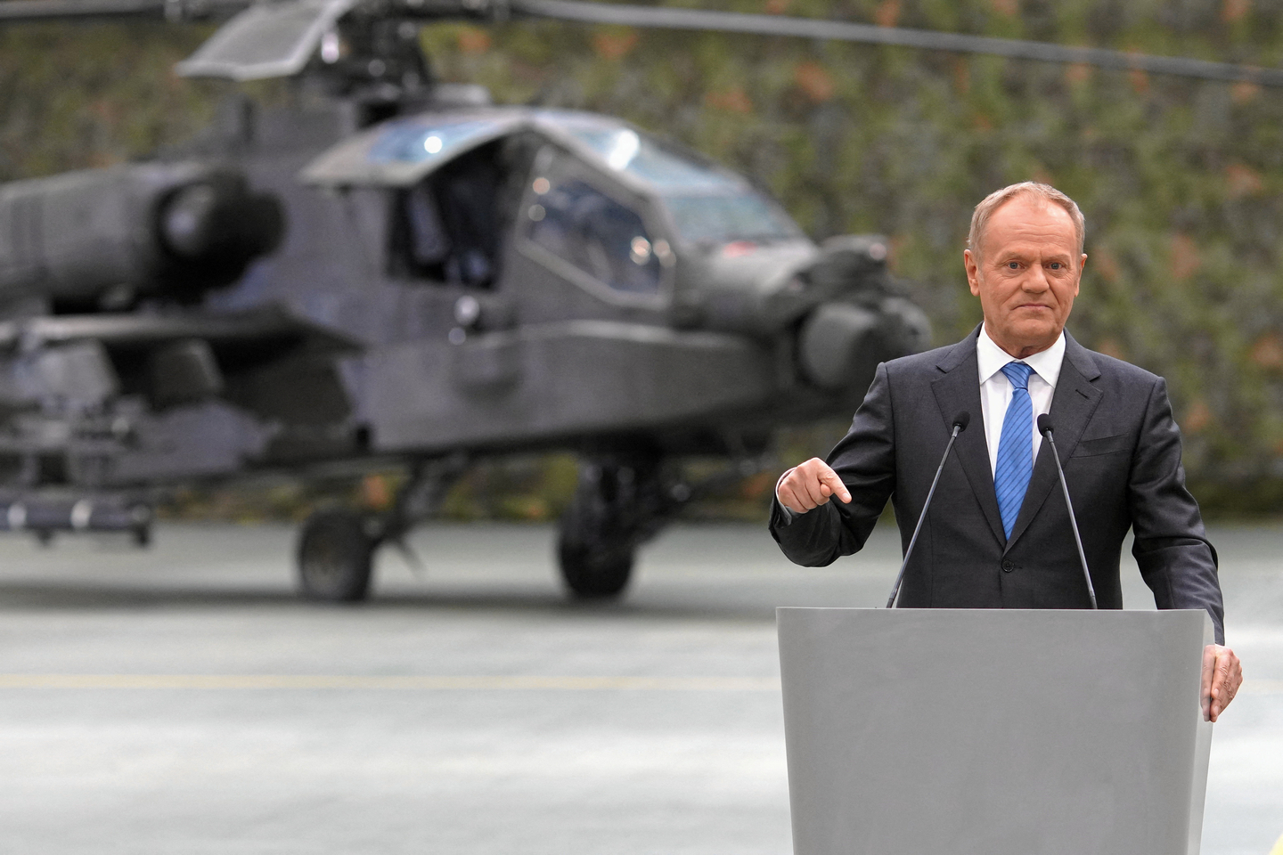 Polish Prime Minister Donald Tusk speaks at the signing of offset agreements with Lockheed Martin, which will initiate technology implementation and the development of full support infrastructure for Apache helicopters in Lodz, Poland, on March 23. [REUTERS/YONHAP]
