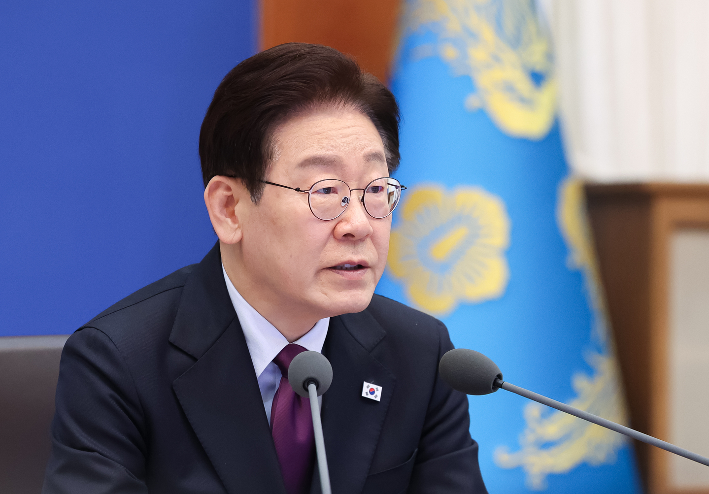 President Lee Jae Myung speaks at a meeting with senior presidential aides at the Blue House in central Seoul on April 9. [YONHAP]