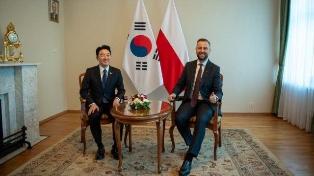 Kang Hoon-sik, left, presidential chief of staff, poses for a photo with Polish Deputy Prime Minister and Defense Minister Władysław Kosiniak-Kamysz, in this photo captured from X on Oct. 21. [YONHAP] 