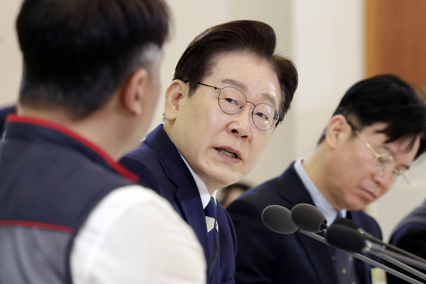 President Lee Jae Myung speaks at a meeting held with labor unions at the Blue House in central Seoul on April 10. [NEWS1]
