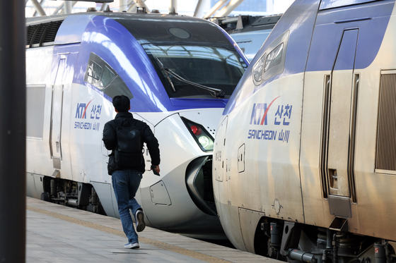 A passenger runs to board a KTX train at Seoul Station on March 7. [NEWS1]