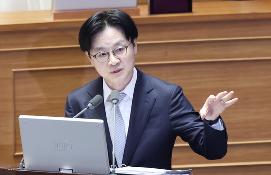 Industry Minister Kim Jung-kwan answers questions from lawmakers at the National Assembly in western Seoul on April 6. [LIM HYUN-DONG]