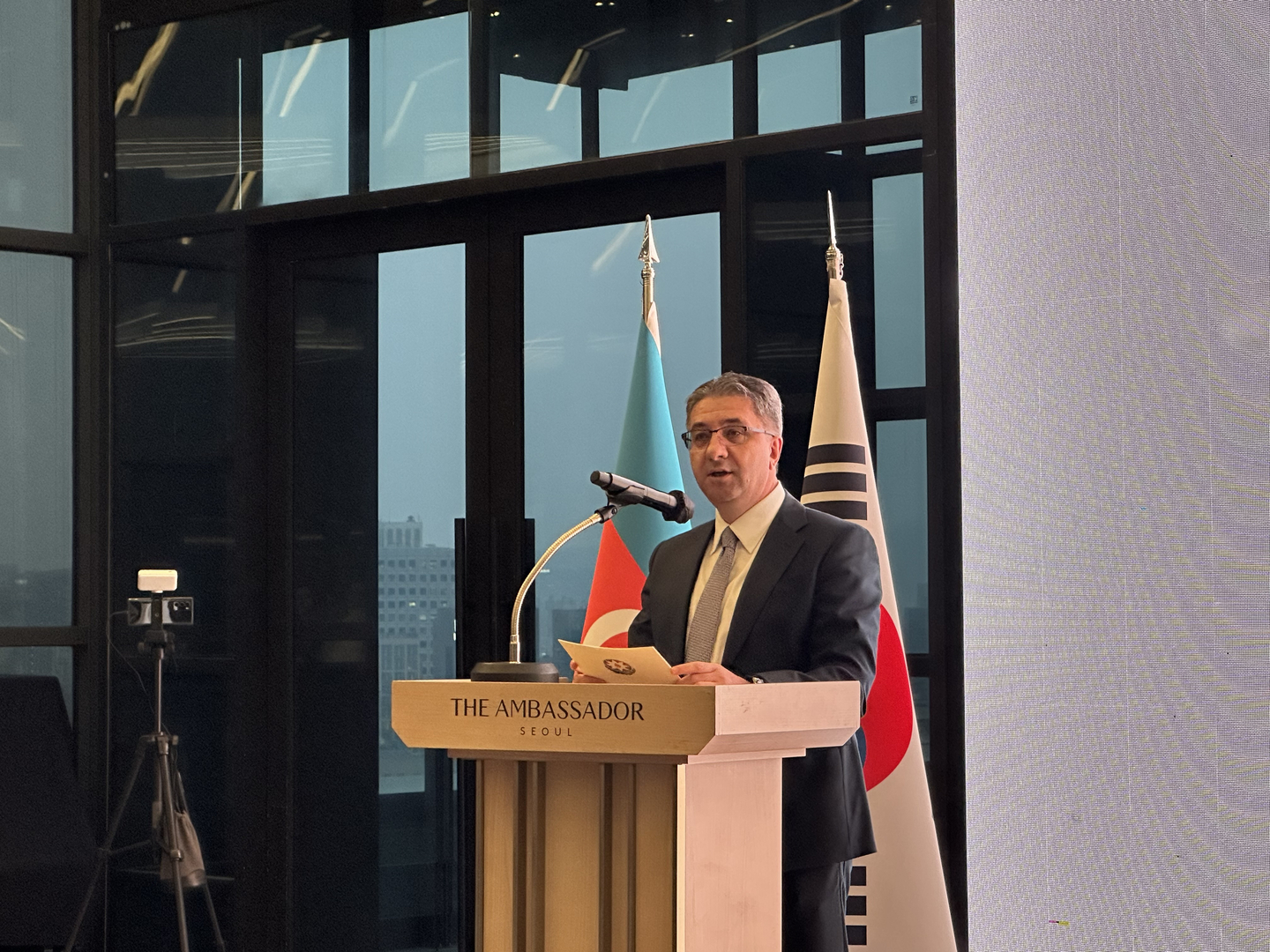 Ramin Hasanov, Ambassador of Azerbaijan to Korea, delivers opening remarks during the Azerbaijani Cultural Night held at The Ambassador Seoul – A Pullman Hotel in Jung District, central Seoul, on April 10. [SEO JI-EUN]