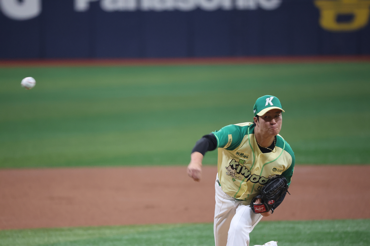 An Woo-jin pitches for Kiwoom Heroes at the Gocheok Sky Dome in Guro District, western Seoul, on Sunday [YONHAP] 
