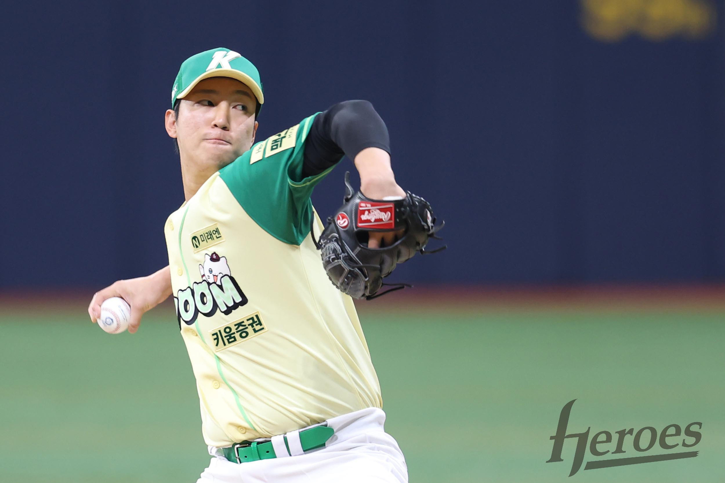 An Woo-jin pitches for Kiwoom Heroes at the Gocheok Sky Dome in Guro District, western Seoul, on Sunday [KIWOOM HEROES/NEWS1] 