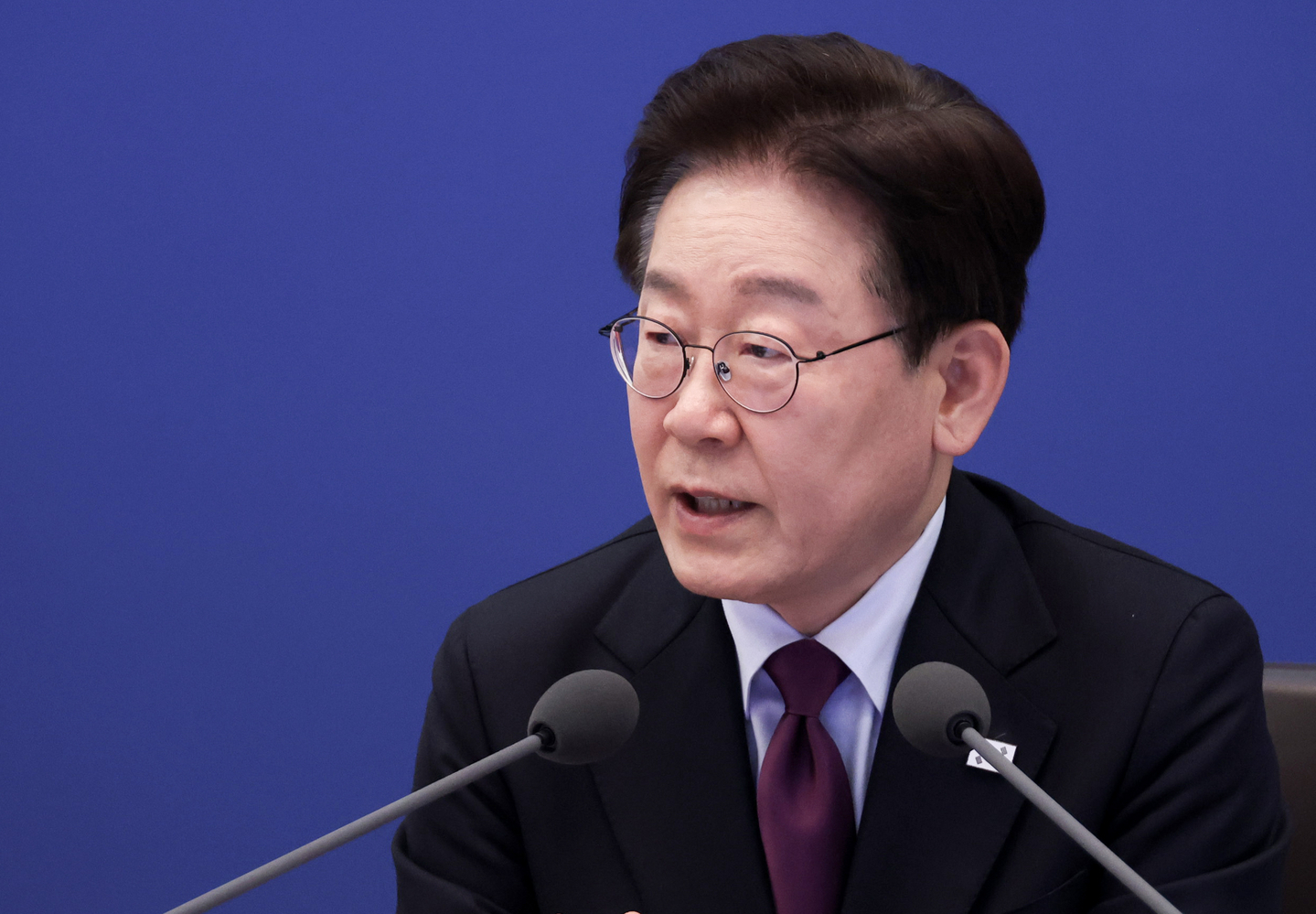 President Lee Jae Myung speaks during a meeting with senior aides at the Blue House in Seoul on April 9. [YONHAP]