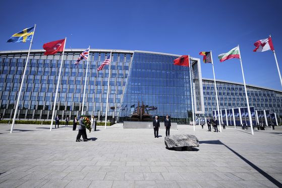  Germany's President Frank-Walter Steinmeier, center left, and NATO Secretary General Mark Rutte, right, participate in a wreath laying ceremony to mark the 70th anniversary of Germany's accession to NATO at NATO headquarters in Brussels, Belgium on April 28. [AP/YONHAP]