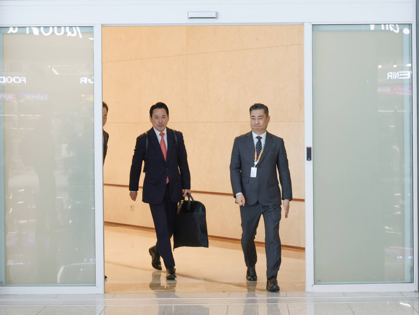 Rep. Jang Dong-hyeok, the leader of the main opposition People Power Party, left, departs for the United States from Incheon International Airport on April 11. [YONHAP] 