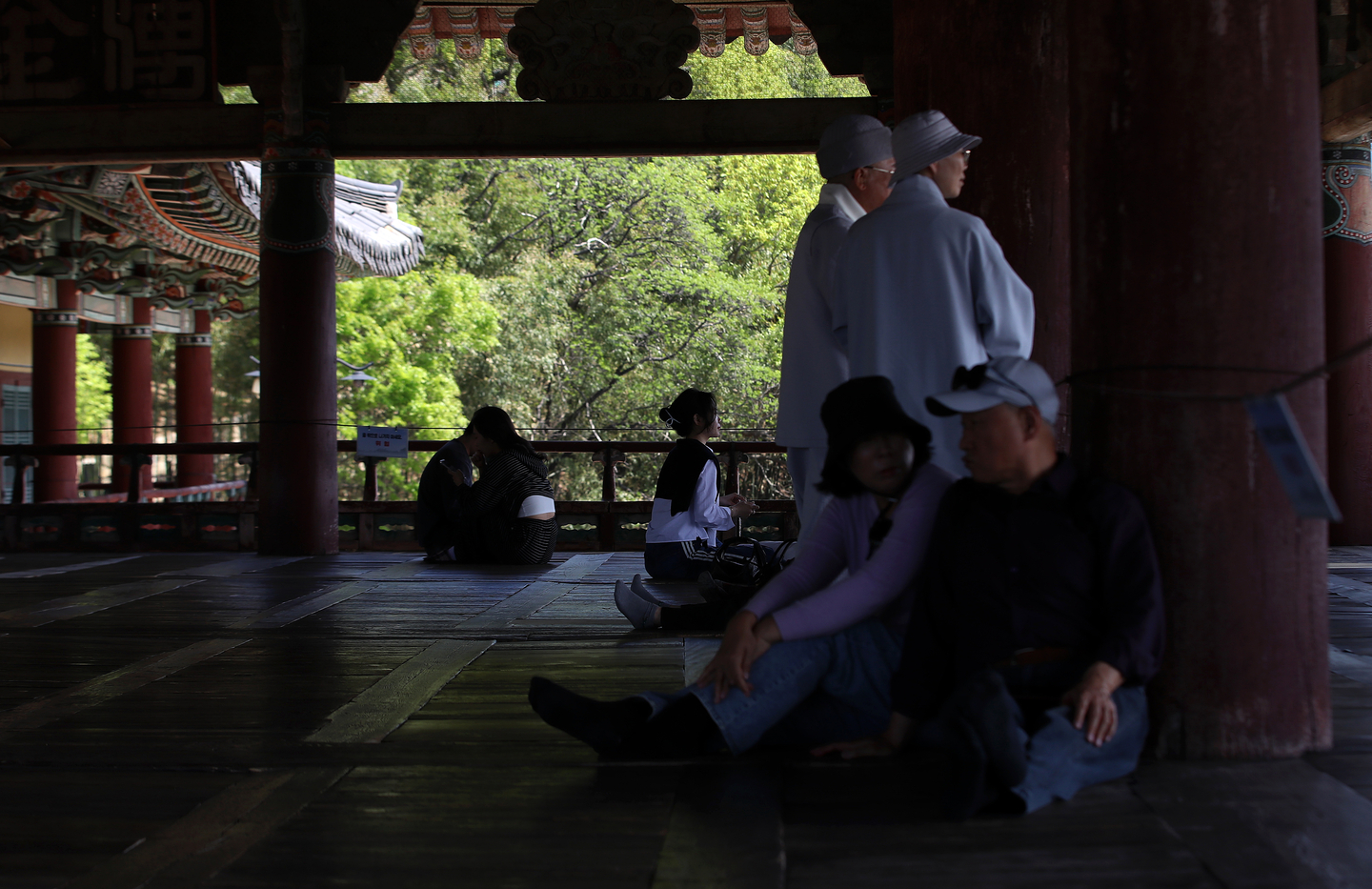 People stay in the shade as daytime temperature surge to 27.5 degrees Celsius (81.5 degrees Fahrenheit) in South Gyeongsang on April 13. [NEWS1]