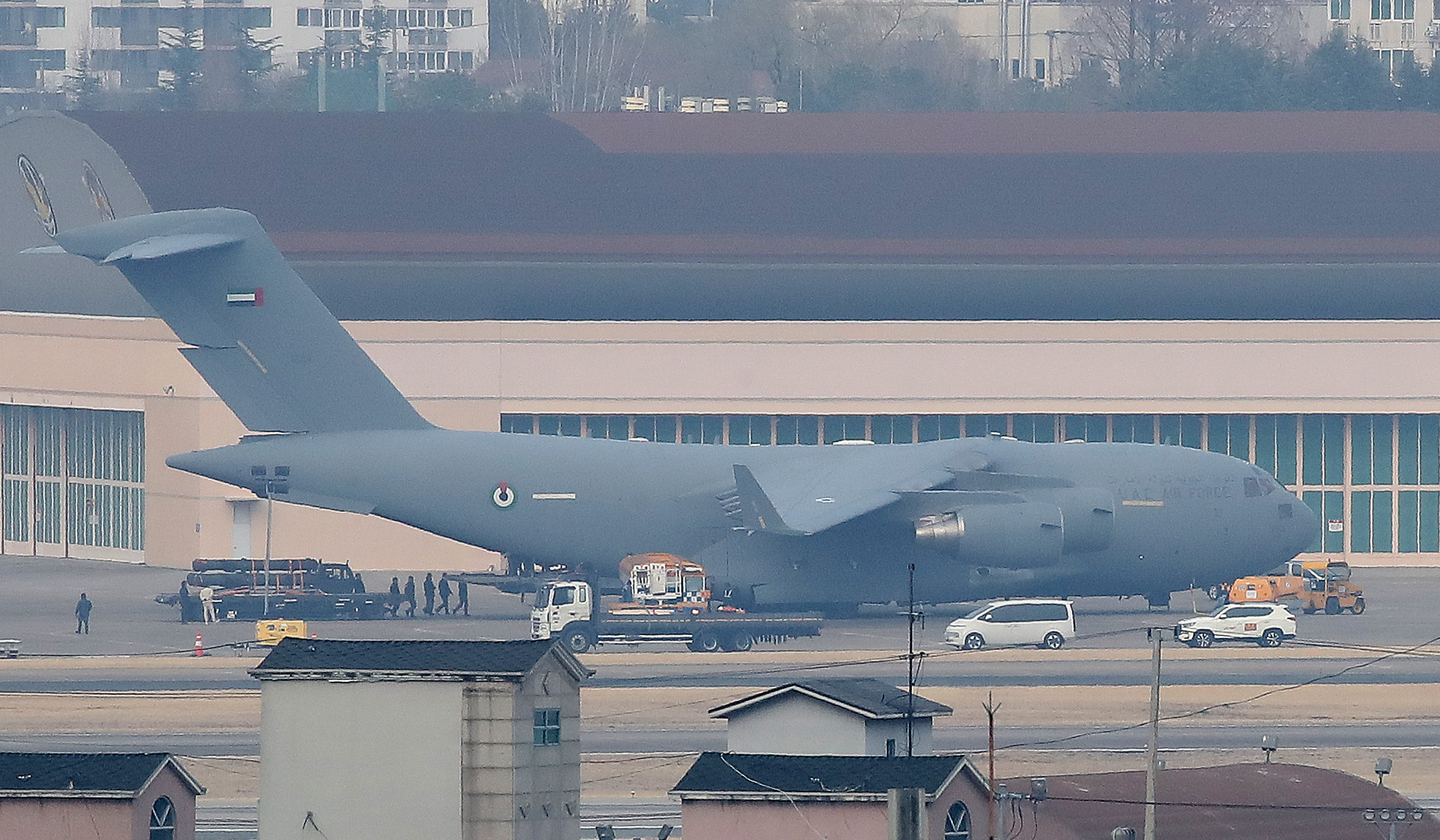 A C-17 transport aircraft from the United Arab Emirates (UAE) Air Force is at Daegu Air Base on March 9. The aircraft is believed to have been sent by the Gulf state to transport material, including Cheongung-II interceptors from Korea to the UAE. [NEWS1] 