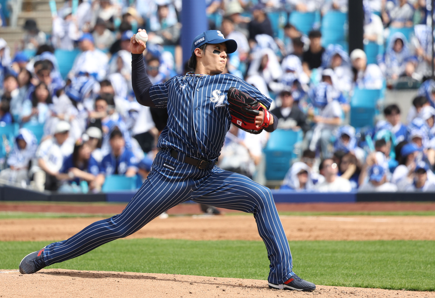Won Tae-in pitches for the Samsung Lions at the Daegu Samsung Lions Park in Daegu on Sunday. [YONHAP] 