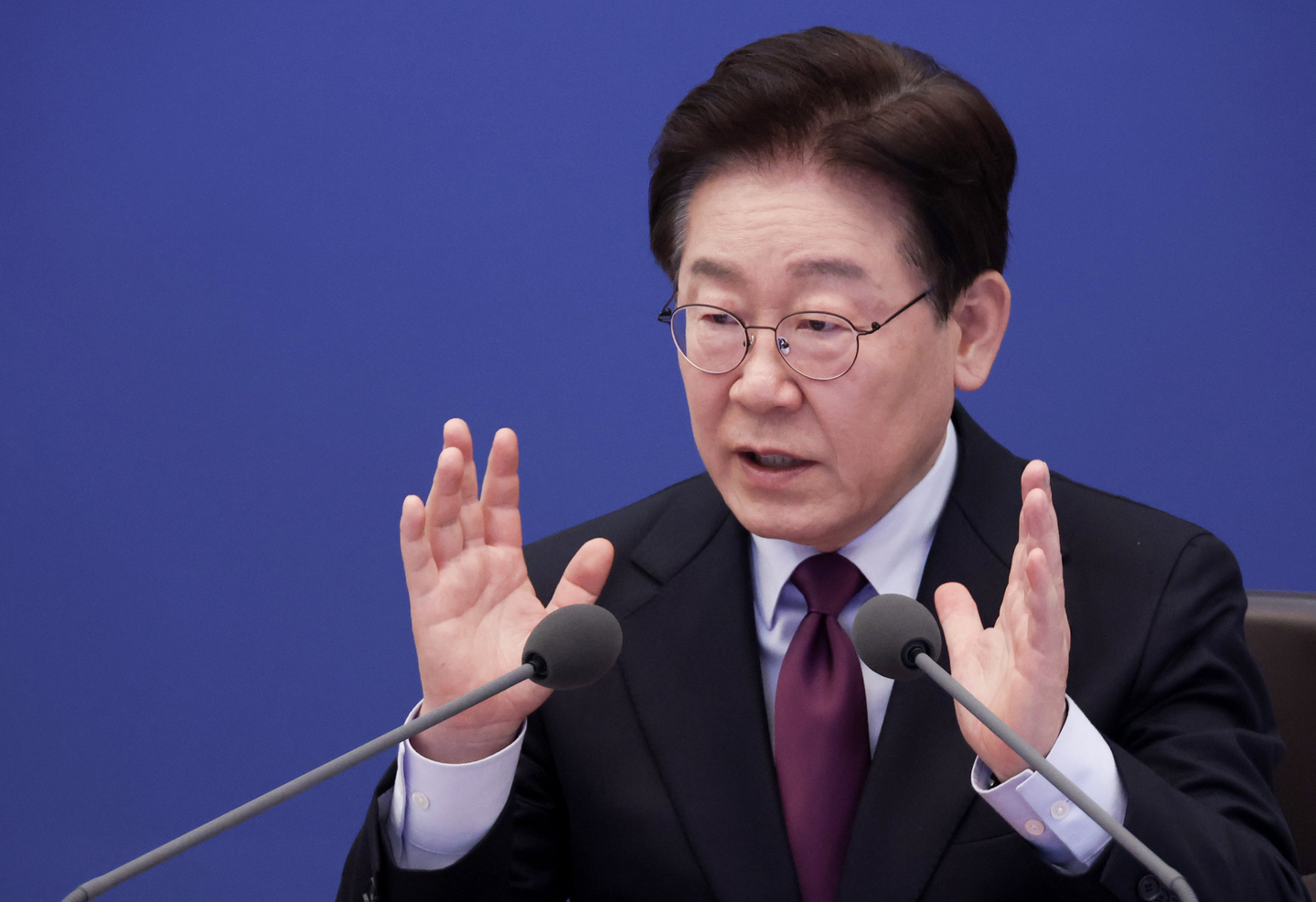 President Lee Jae Myung speaks during a senior aides’ meeting at the presidential office in the Blue House on April 9. [YONHAP]
