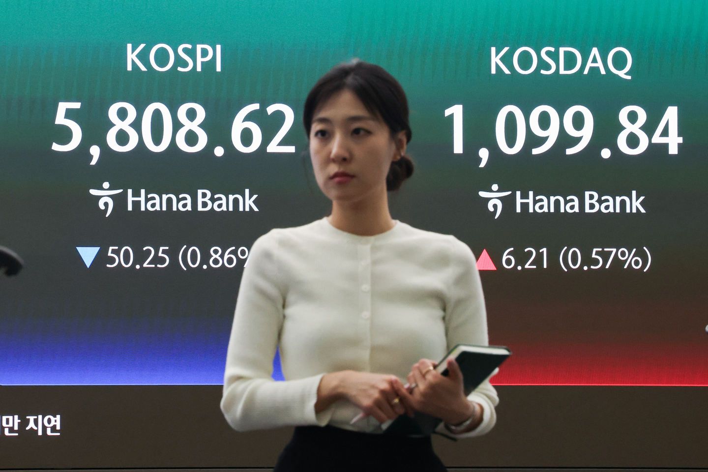 A screen in Hana Bank's trading room in central Seoul shows the Kospi closing at 5,808.62, down 50.25 points, or 0.86 percent, from the previous trading session on April 13. [YONHAP] 