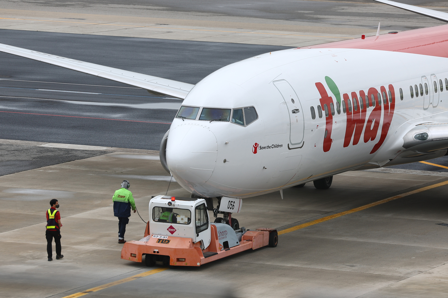 A T'way Air plane moves on the runway at Gimpo International Airport in western Seoul on June 25, 2025. [YONHAP]