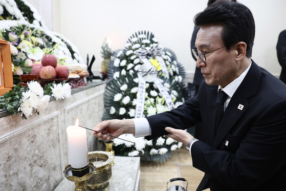 Prime Minister Kim Min-seok pays respects at the Wando Daesung Hospital in South Jeolla, where funerals for the two firefighters who passed away trying to extinguish the fire at a freezer. [PRIME MINISTER'S OFFICE] 
