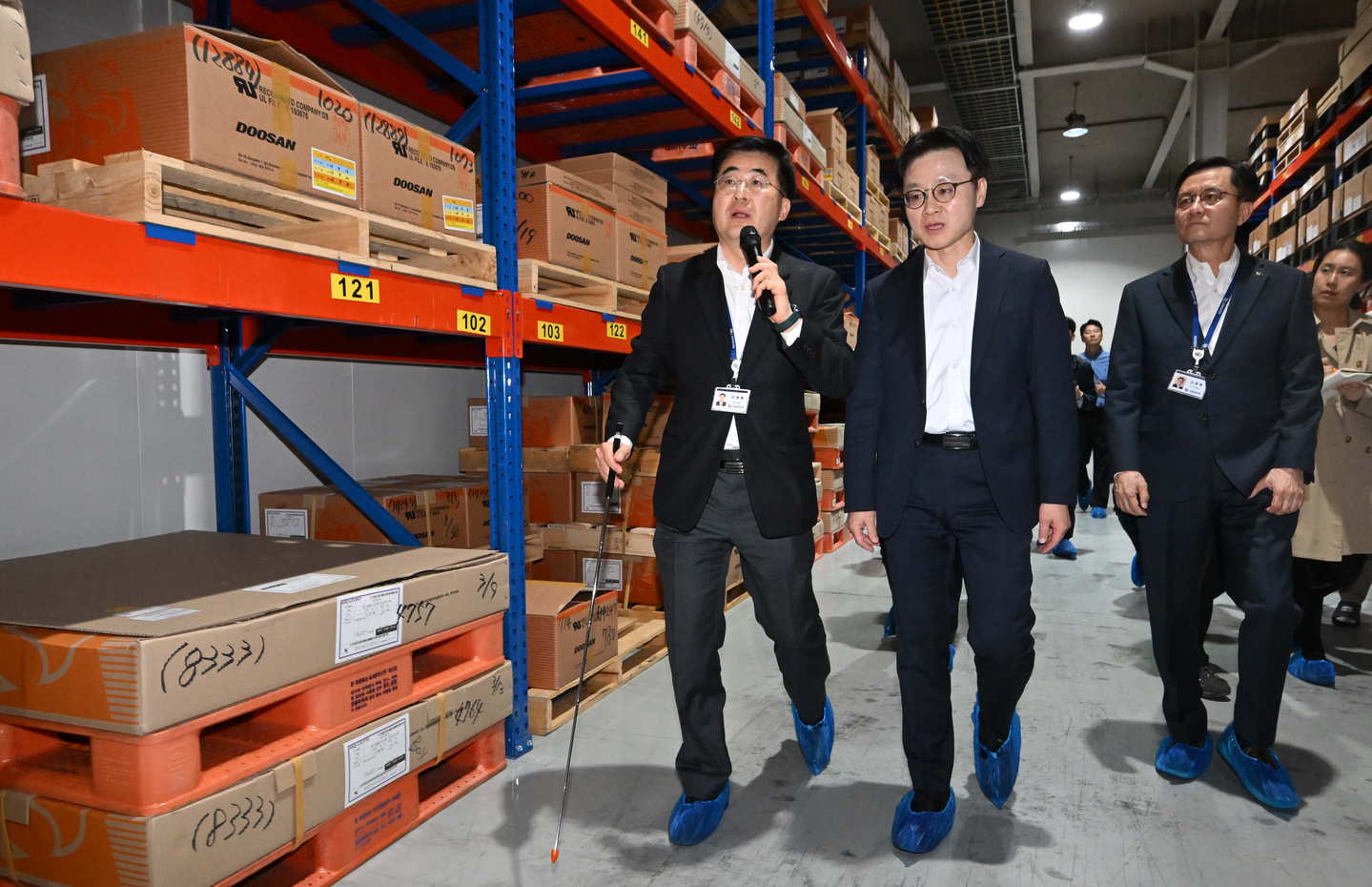 Industry Minister Kim Jung-kwan, second from left, visits a factory in Ansan, Gyeonggi, to check the supply status of semiconductor materials on April 13. [JOINT PRESS CORPS]
