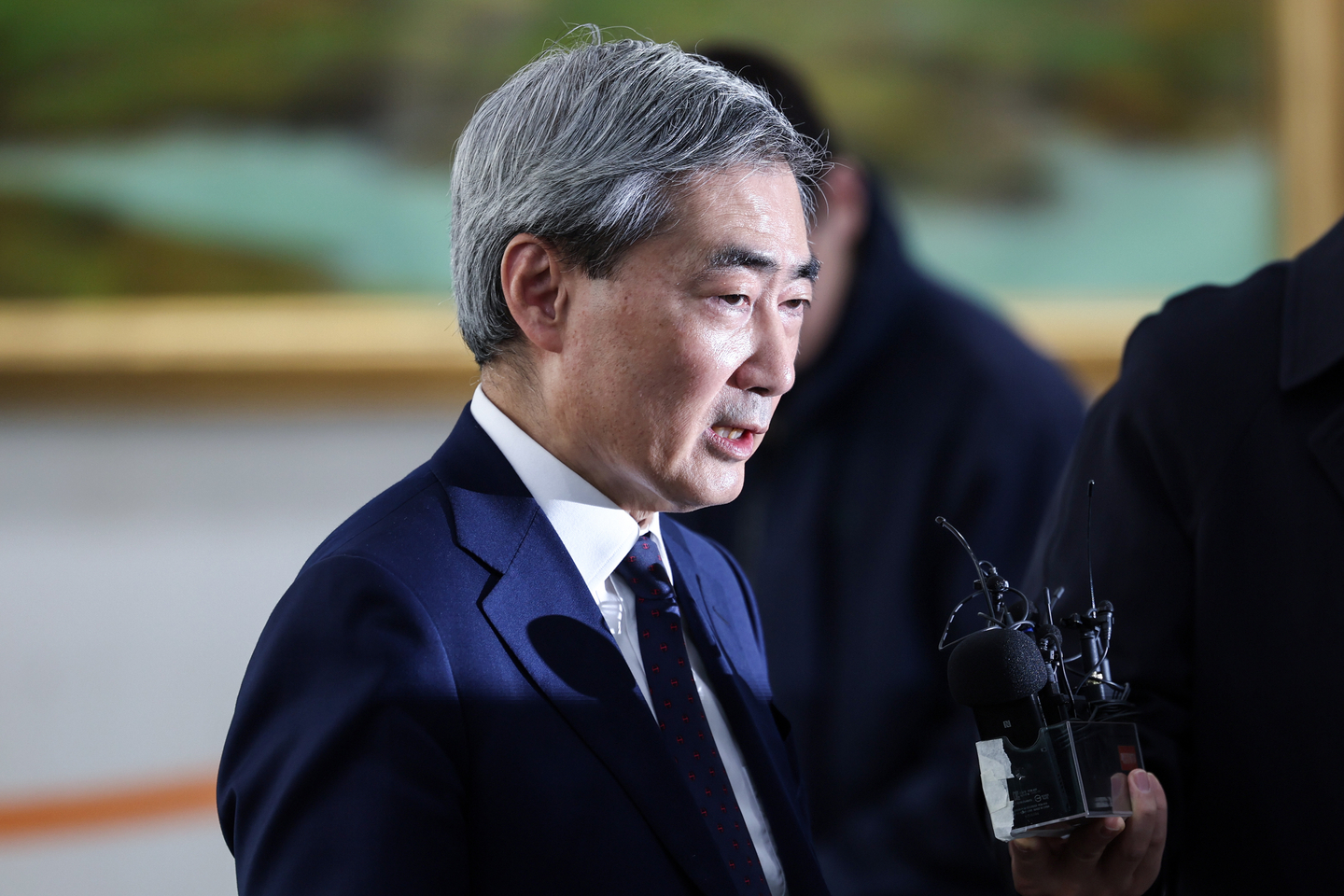 Shin Hyun-song, nominee for Bank of Korea governor, answers reporters’ questions before heading to his confirmation hearing preparation office at Hanwha Finance Plaza in Jung District, Seoul, on March 31. [NEWS1]