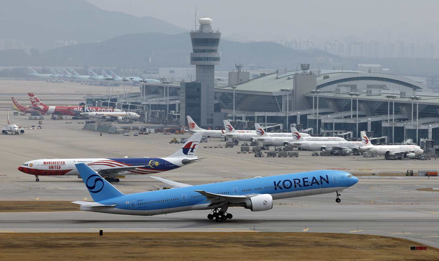 A Korean Air aircraft takes off from Incheon International Airport on March 30. [NEWS1]