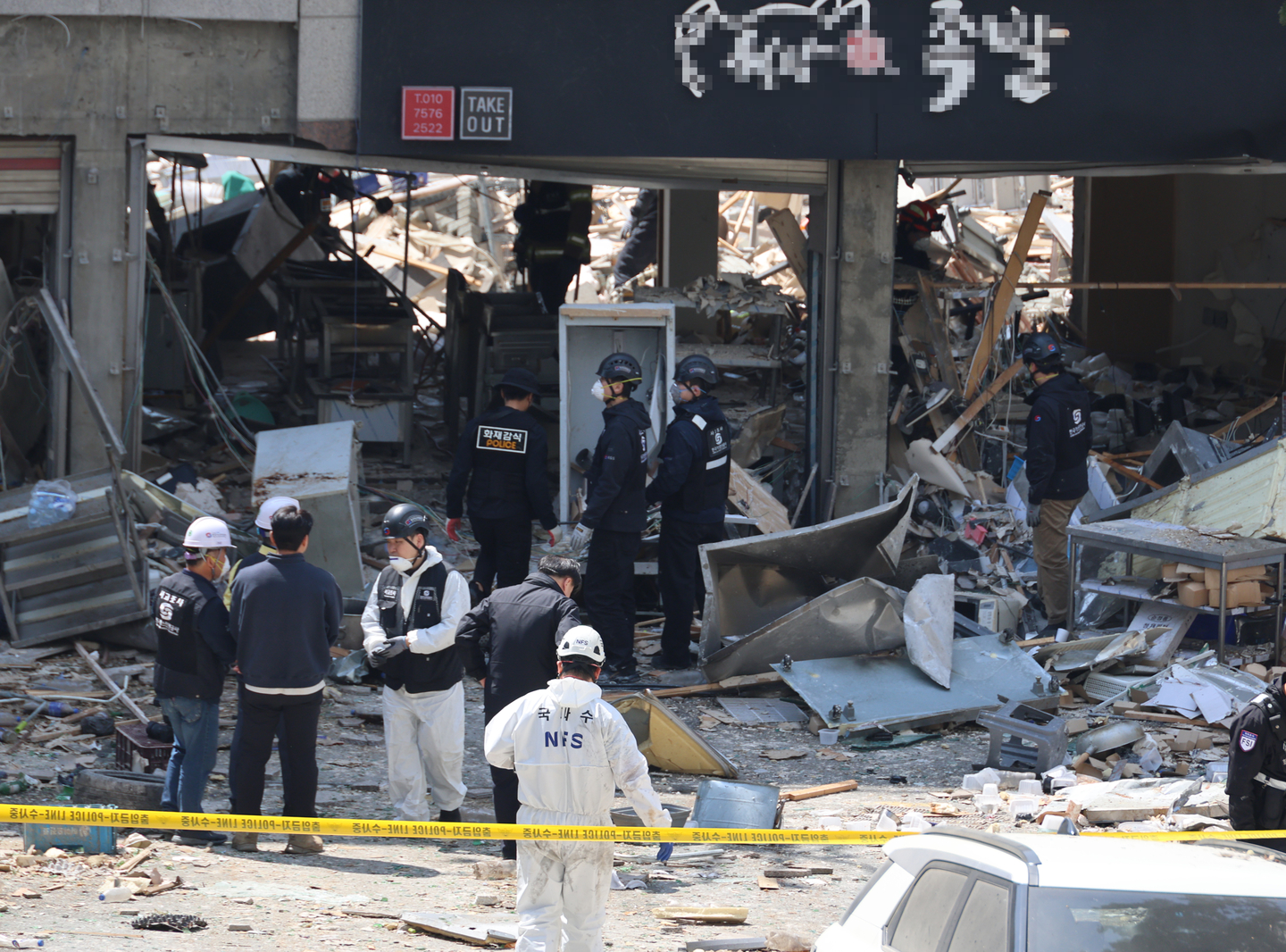 Officials from the National Forensic Service and fire authorities conduct a joint inspection inside and outside a restaurant following an LPG explosion in Cheongju, North Chungcheong, on April 13. [YONHAP]