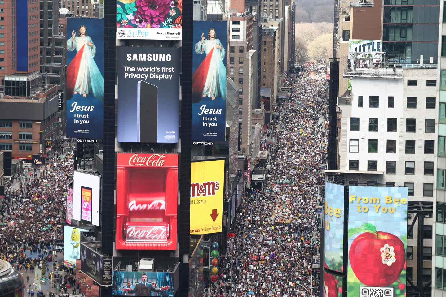 Protesters descend on Times Square during the ″No Kings″ national day of protest in New York on March 28. [AFP/YONHAP]