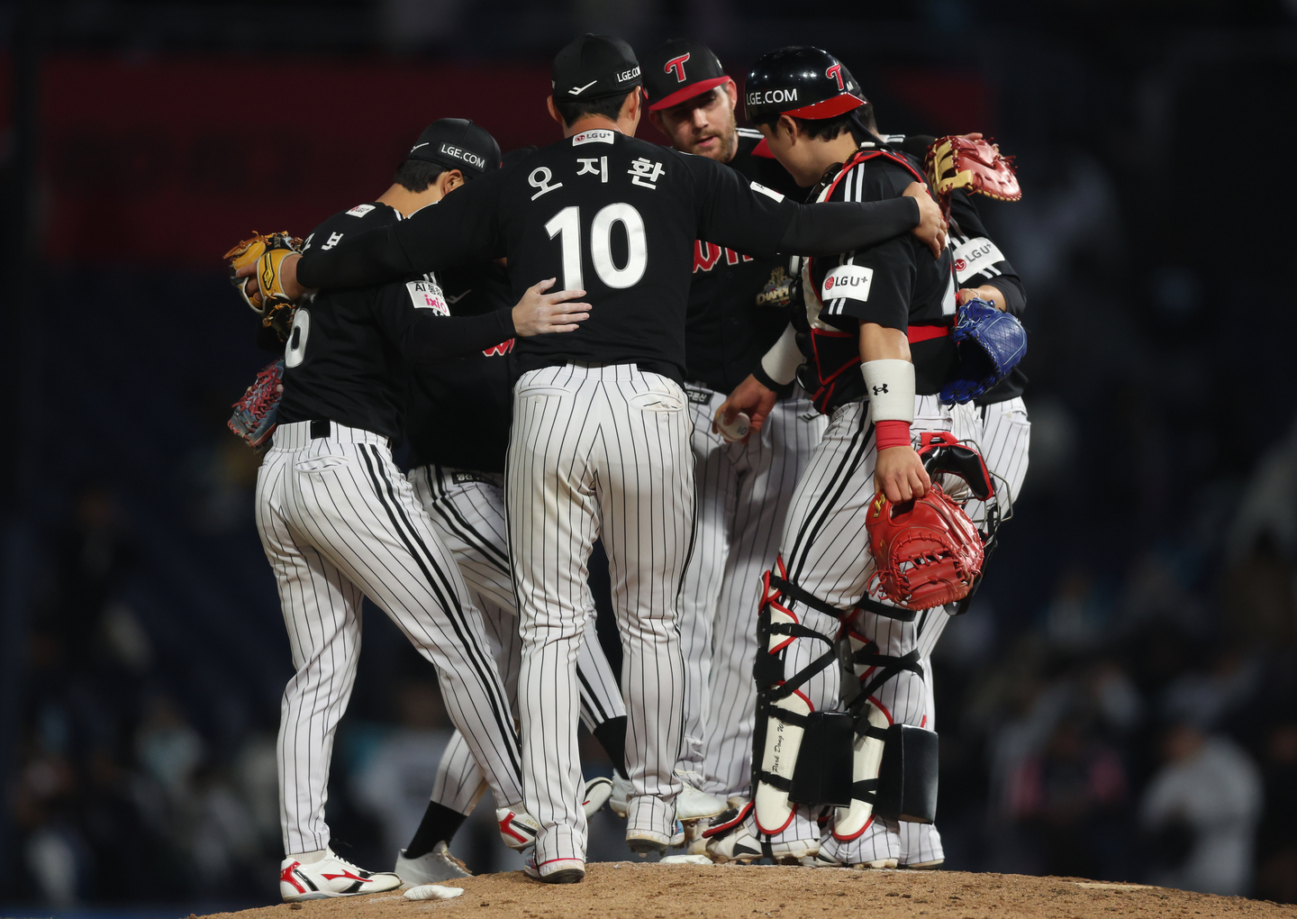LG Twins players celebrate their 5-4 win over the NC Dinos in the clubs' KBO regular-season game at Changwon NC Park in Changwon, South Gyeongsang, on April 8. [YONHAP]
