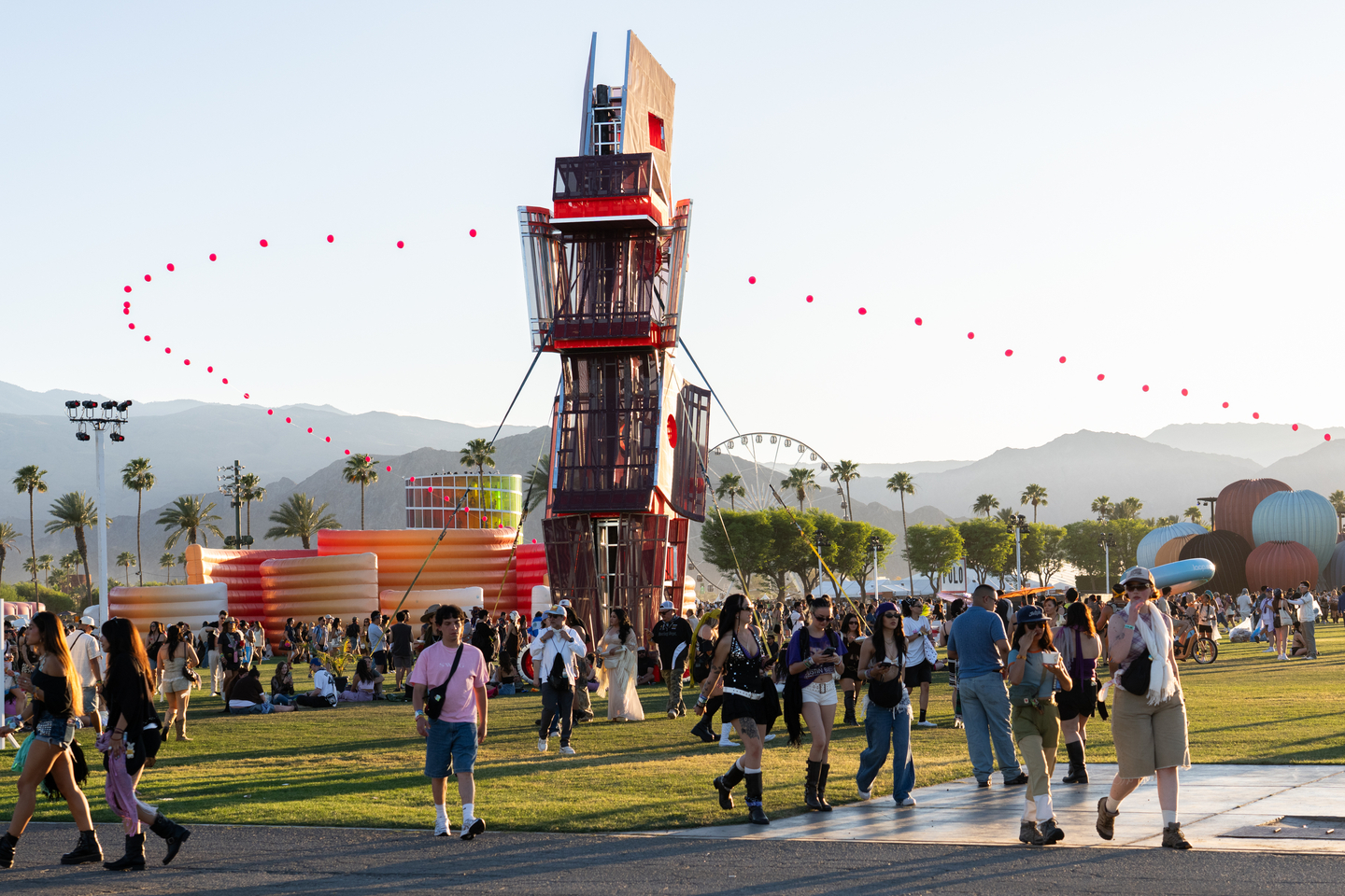 Festivalgoers are seen during the first weekend of Coachella Valley Music and Arts Festival on April 11 in Indio, California. [AP/YONHAP] 