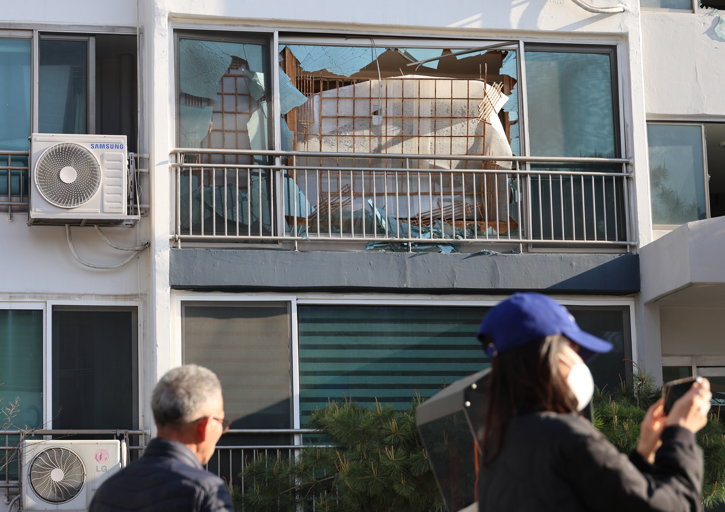 Windows at a nearby apartment complex were broken following a gas leak explosion in Cheongju, North Chungcheong, on April 13.[YONHAP]