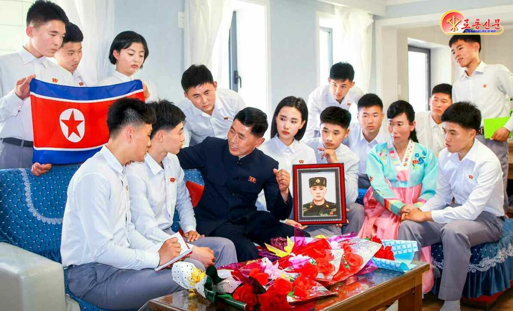 North Korean students visit Saetbyeol Street in Pyongyang in this photo released the North’s official Rodong Sinmun on Monday. [NEWS1] 