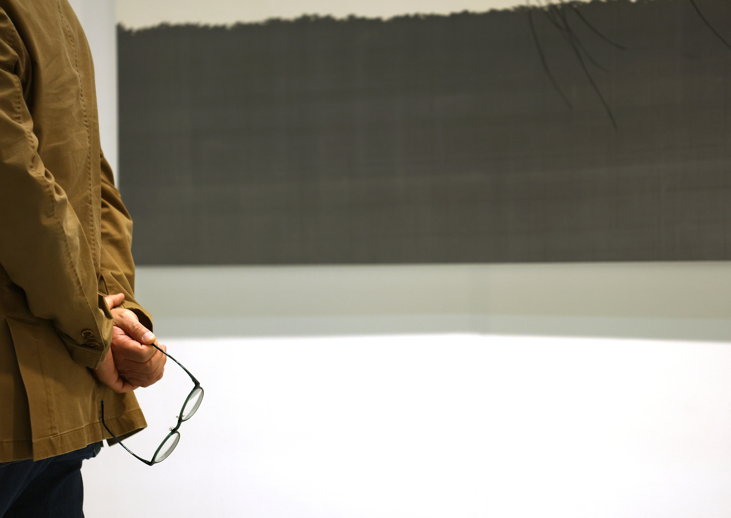 A visitor takes a look at artworks on display at the Galleries Art Fair, held at the Coex exhibition center in Gangnam District, southern Seoul, on April 8. [YONHAP]