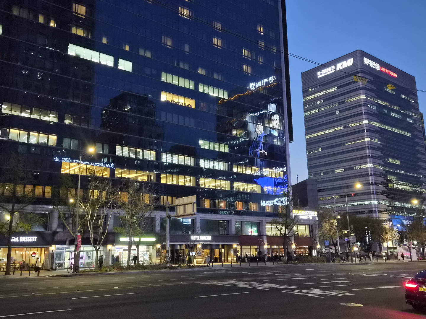 A digital billboard near Gwanghwamun Sqaure in Jongno District, central Seoul, reflects a building across the street on April 8. [CHO JUNG-WOO] 