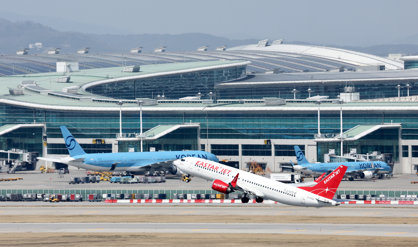 An aircraft takes off from Incheon International Airport on April 13 ahead of the announcement regarding international fuel surcharges for the month of May. At least 31 out of the maximum 33 surcharge levels are expected to be imposed in May, with one-way surcharges on transpacific routes projected to reach around 500,000 won ($336). The collapse of peace talks between the United States and Iran, coupled with Washington’s warning of a blockade in the Strait of Hormuz, has driven global oil prices sharply higher, raising the possibility that the surcharge level of 33 could be imposed. [NEWS1]