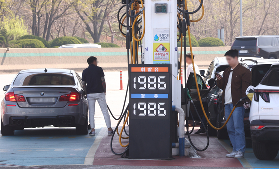Car owners pump fuel at a gas station in Seoul on April 12. [YONHAP]