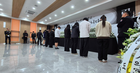 Students from Wando High School pay respects to the firefighters at the joint memorial altar at the Wando Culture and Arts Center on April 13. [JOONGANG ILBO]