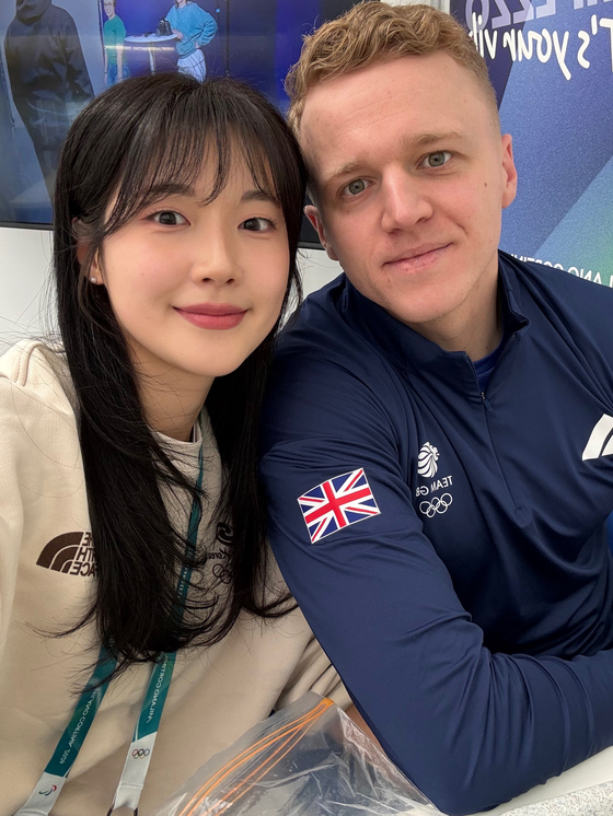 Seol Ye-eun, left, and Bobbie Lammie pose for a selfie during the 2026 Milan-Cortina Olympics, which Seol posted on her Instagram account on Feb. 23. [SCREEN CAPTURE]