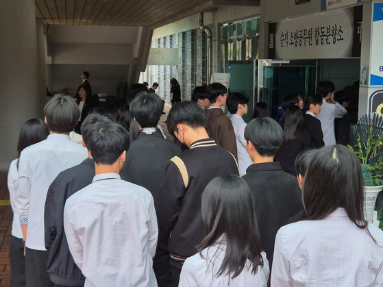 Students from Wando High School queue outside the joint memorial altar at the Wando Culture and Arts Center on April 13. [JOONGANG ILBO]
