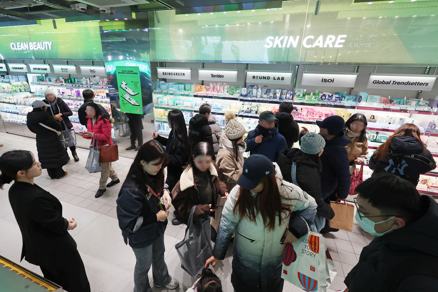 Customers shop at Olive Young store in Seoul in January. [YONHAP] 