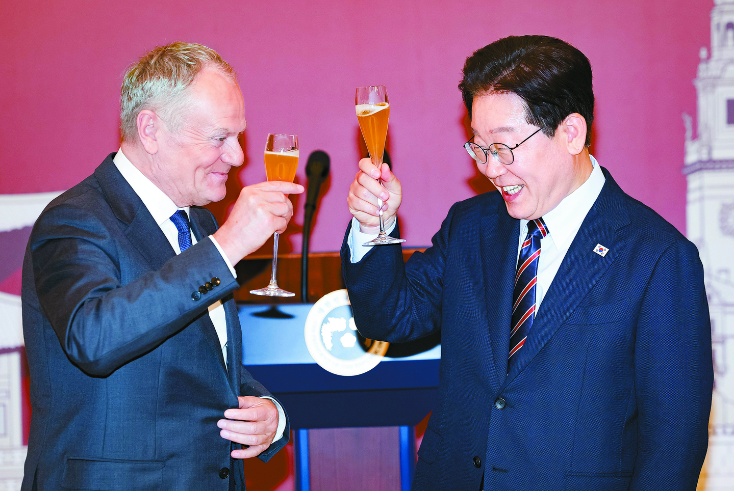 Korean President Lee Jae Myung, right, and Polish Prime Minister Donald Tusk toast during their official luncheon after their summit at the Blue House in central Seoul on April 13. [JOINT PRESS CORPS]