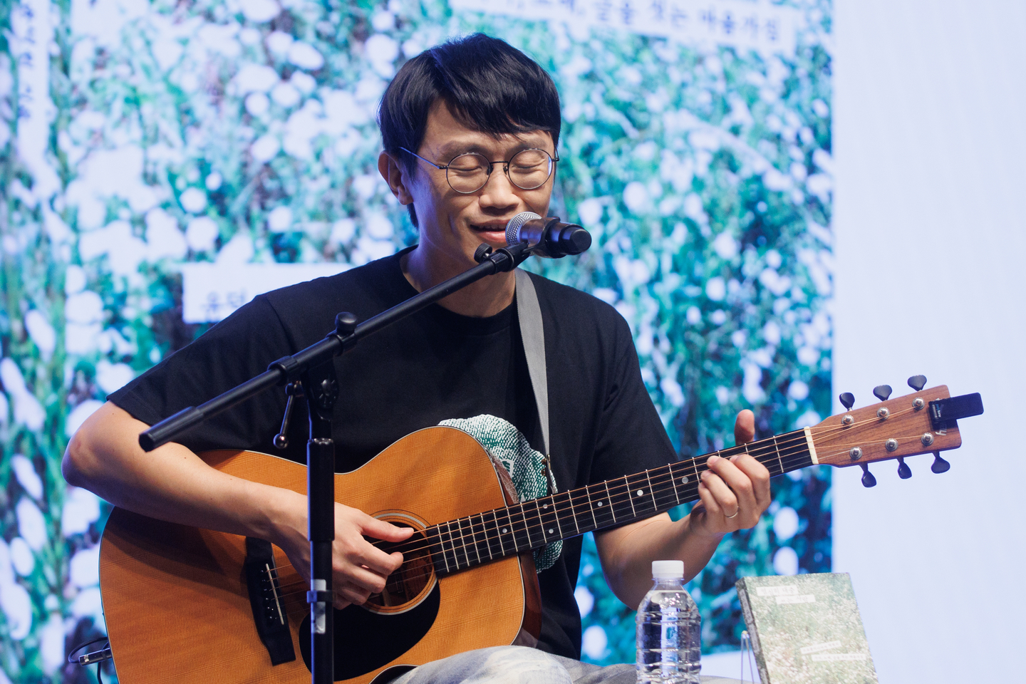 Singer-songwriter Yoon Deok-won of the indie band Broccoli, You Too? performs at the Roh Moo-hyun Civic Center in Jongno District, central Seoul, on Sept. 2, 2025. [YONHAP]
